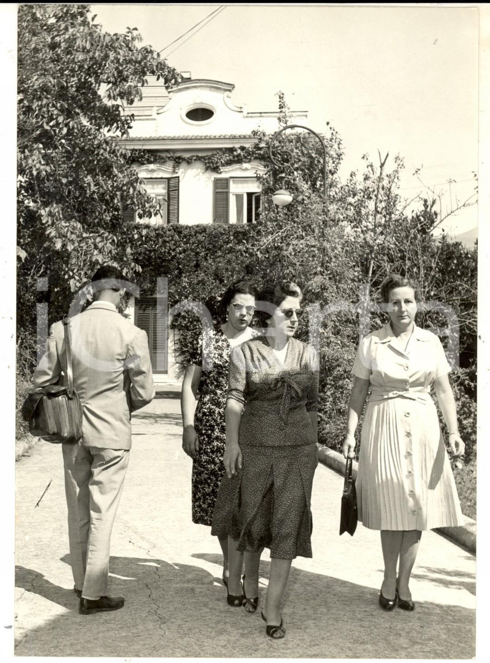 Fotografia d epoca originale 1959 TORRE DEL GRECO Parenti alla villa di Enrico DE NICOLA morente Foto 1