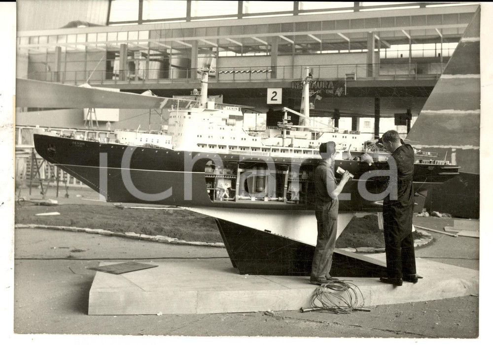 Fotografia d epoca originale 1961 PARIS Porte de VERSAILLES Exposition SOVIETIQUE  Maquette du LENINE Photo 1