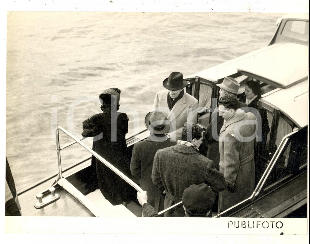 Fotografia d epoca originale 1954 GENOVA Ambasciatore inglese visita il porto con la moglie Foto24x18 cm 1