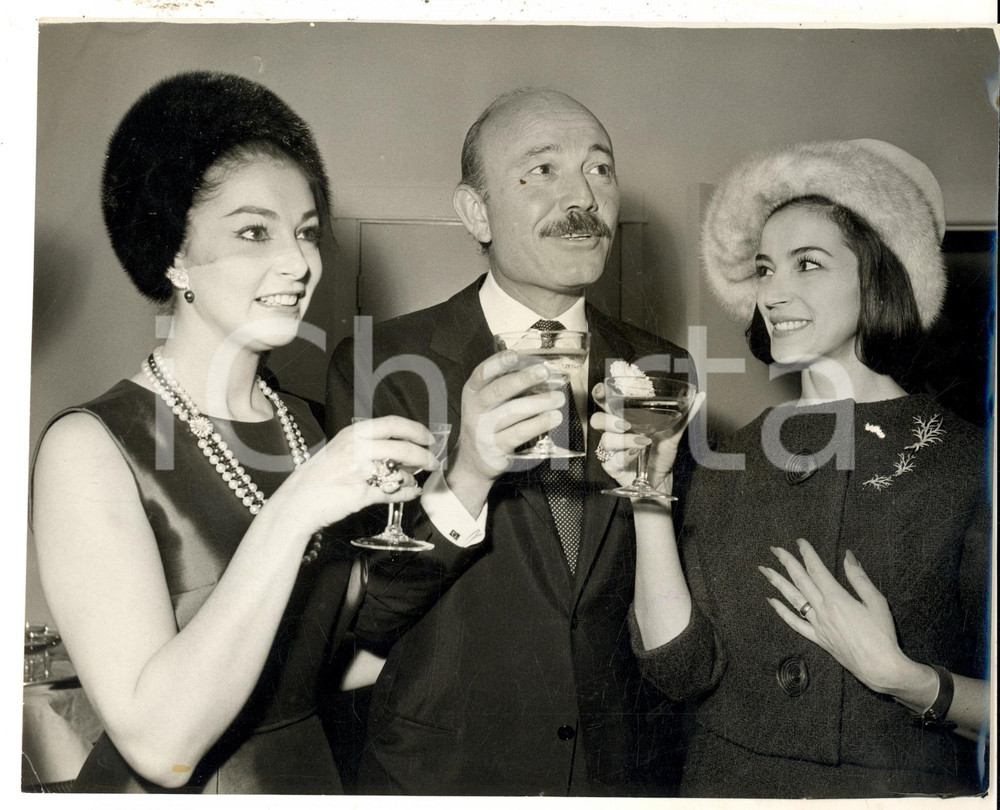 Fotografia d epoca originale 1962 LONDON Nozze Pier ANGELI  Armando TROVAJOLI  Brindisi sposa e sorella 1