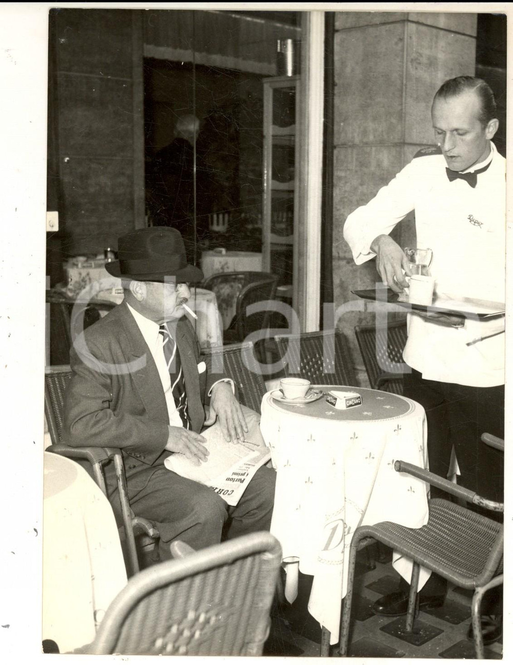 Fotografia d epoca originale 1956 ROMA Generale ONU Eedson BURNS in un bar di via Veneto Foto 14x18 1