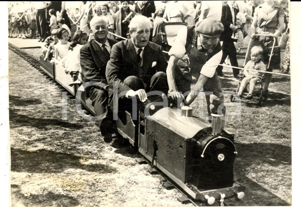 Fotografia d epoca originale 1962 LONDON Festa della Costituente  Harold MacMILLAN pilota treno in miniatura 1