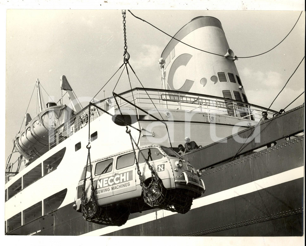 Fotografia d epoca originale 1965 ca GENOVA Imbarco su nave COSTA di una FIAT 600 Multipla NECCHI Foto 24x18 1