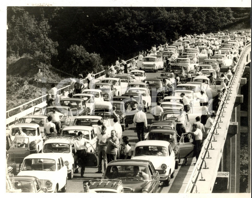 Fotografia d epoca originale 1965 ca GENOVA AUTOSTRADA DEI FIORI Un ingorgo con lunghe code Foto 24x18 1