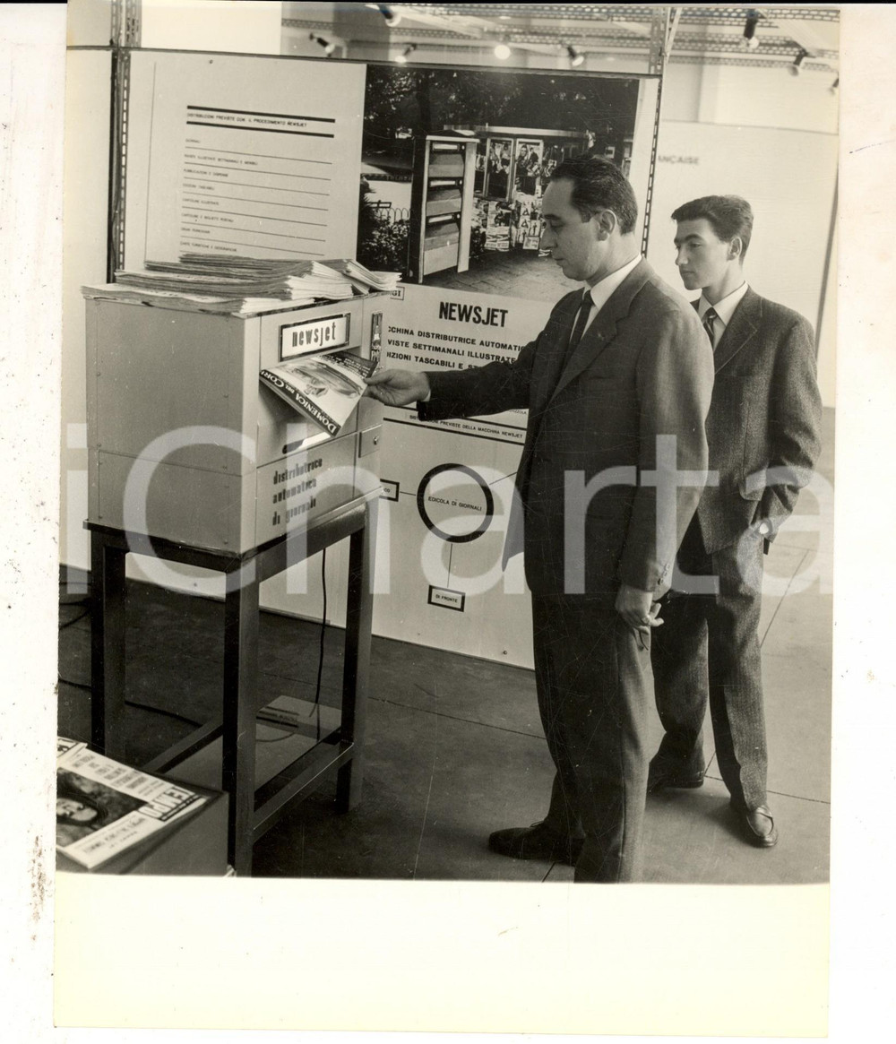 Fotografia d epoca originale 1965 ca GENOVA Nuovo distributore automatico di giornali NEWSJET Foto 18x24 1