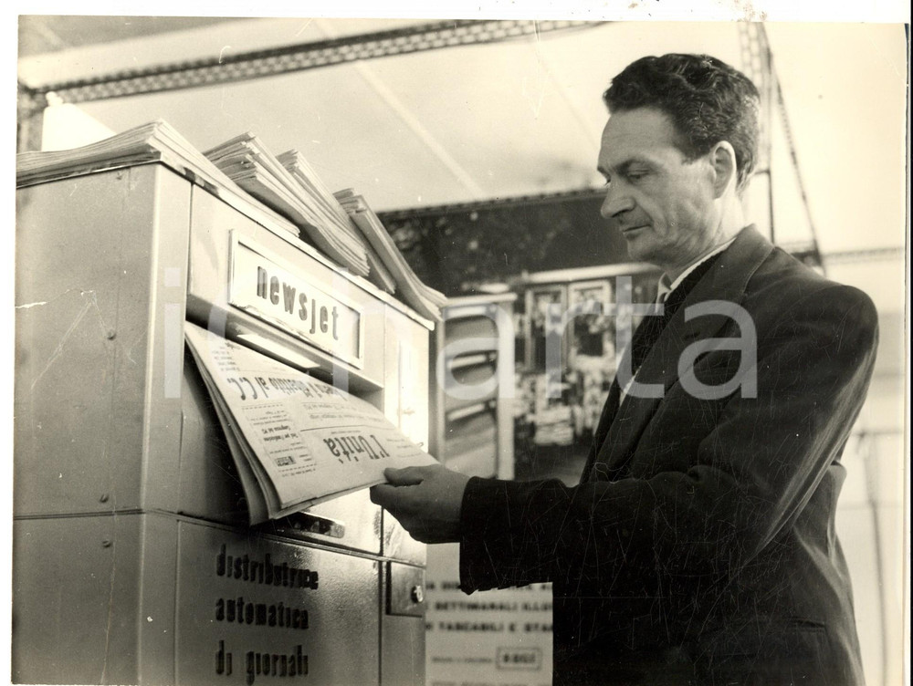 Fotografia d epoca originale 1965 ca GENOVA Nuovo distributore automatico di giornali NEWSJET  Foto 24x18 1