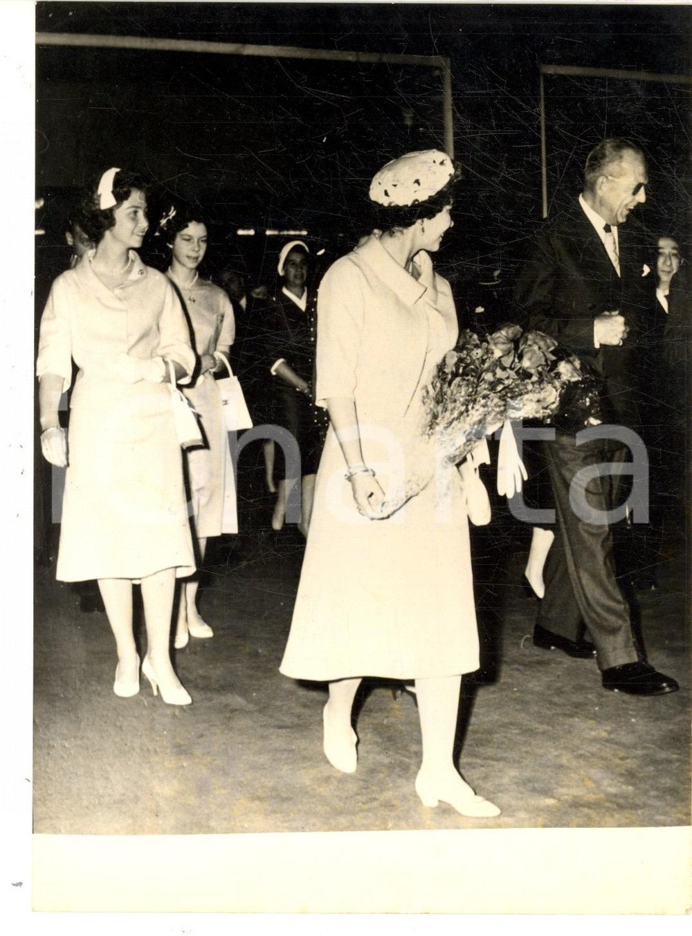 Fotografia d epoca originale 1959 FIRENZE Paolo e Federica di GRECIA ricevuti dalle figlie alla stazione Foto 1