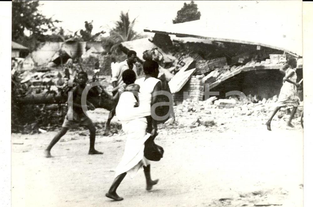 Fotografia d epoca originale 1959 BRAZZAVILLE CONGO Donne in fuga da scontri tra Lari e Matsuanisti Foto 1