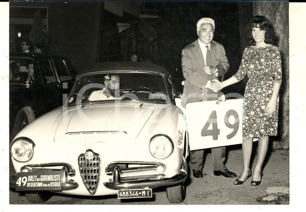 Fotografia d epoca originale 1963 DESENZANO Ornella VANONI madrina al Rally dei Giornalisti con Piero TARUFFI 1