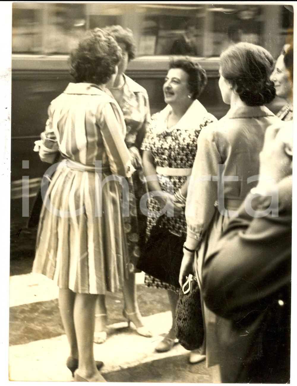 Fotografia d epoca originale 1960 ROMA Anna Maria MONETA CAGLIO porta le sue foto alle redazioni Foto 1