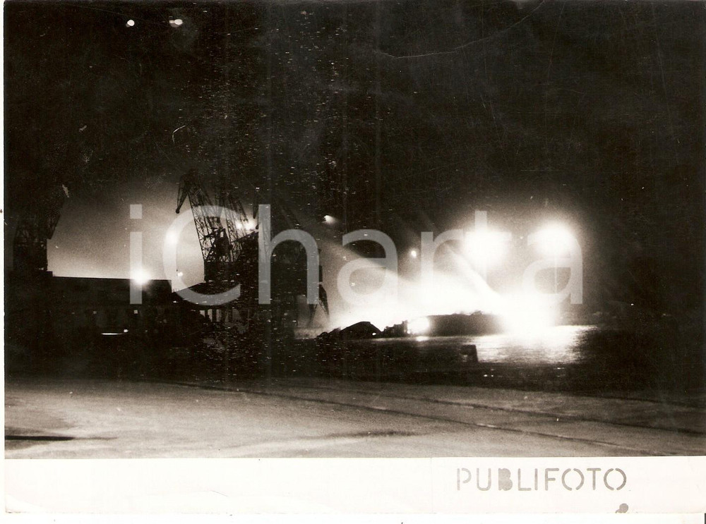 Fotografia d epoca originale 1955 GENOVA Petroliera NORDANLAND in fiamme Foto 18x13 cm 1