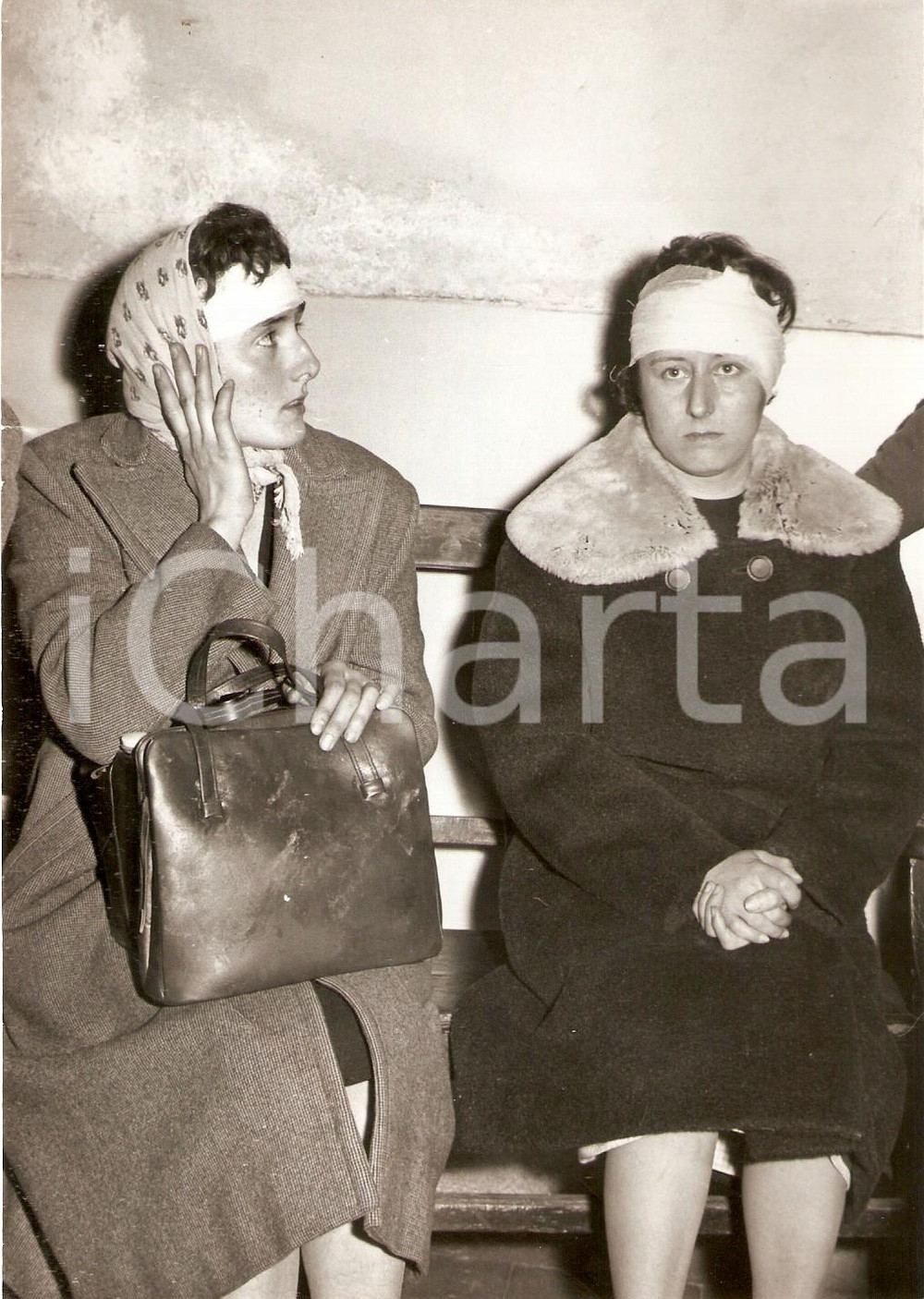 Fotografia d epoca originale 1960 TORINO Incidente tra autobus e trattore  Due dei feriti Foto 13x18 cm 1