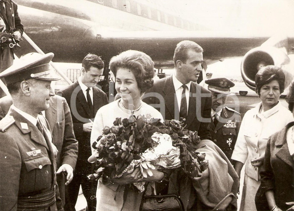 Fotografia d epoca originale 1962 BARCELONA Juan Carlos e Sofia di Grecia visitano luoghi del nubifragio Foto 1