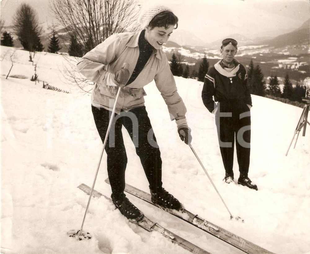 Fotografia d epoca originale 1954 KITZBUHELER HORN Yvonne MITCHELL learning to ski from Bill BRACKEN Foto 1