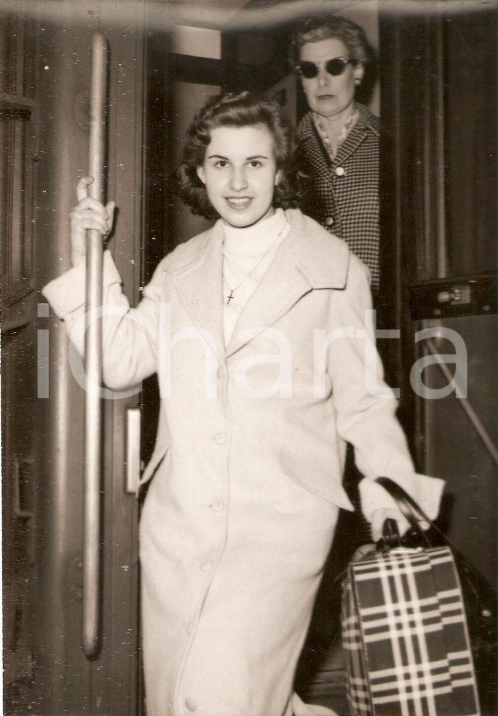 Fotografia d epoca originale 1956 LASCIA O RADDOPPIA Concorrente Gabriella AIRALDI arriva in stazione Foto 1