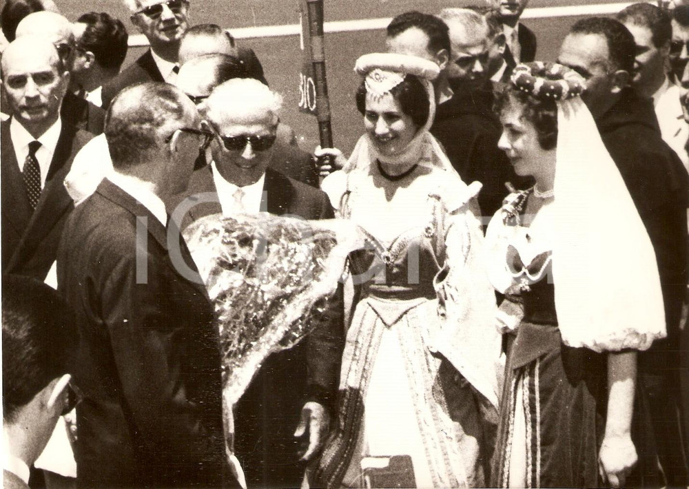 Fotografia d epoca originale 1960 ROMA Arturo FRONDIZI accolto da donne in costume tipico di GUBBIO Foto 1
