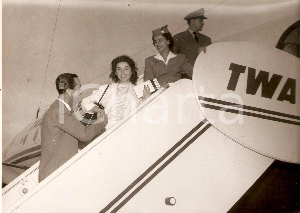 Fotografia d epoca originale 1956 MALPENSA  LASCIA O RADDOPPIA Govanna FERRARA parte per viaggio premio Foto 1