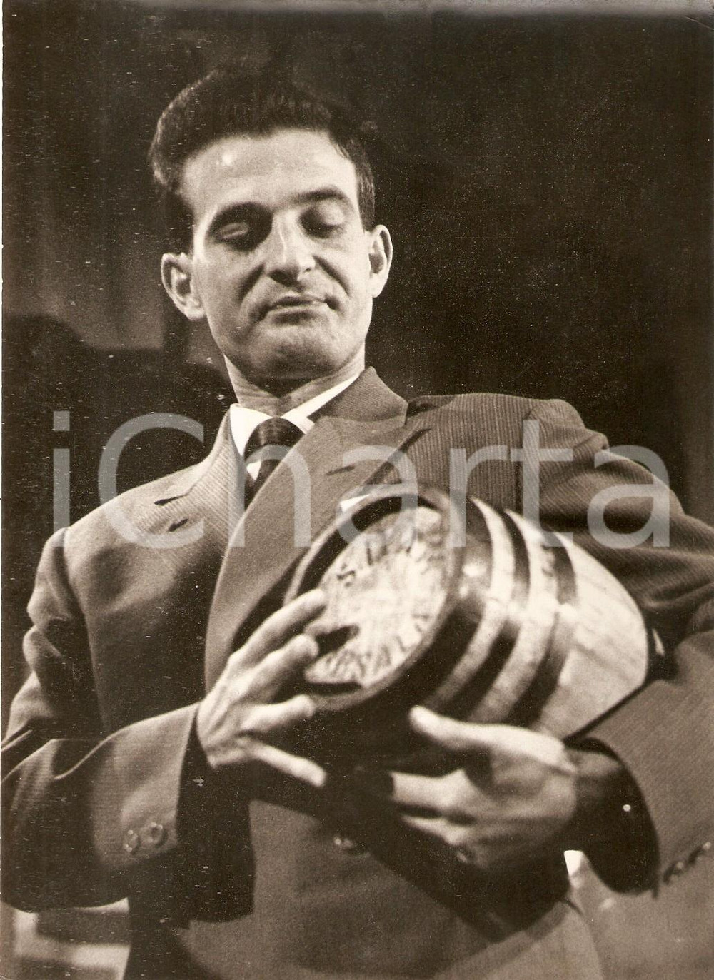Fotografia d epoca originale 1957 LASCIA O RADDOPPIA Francesco CIPOLLA imbraccia una botticella Foto 13x18 cm 1