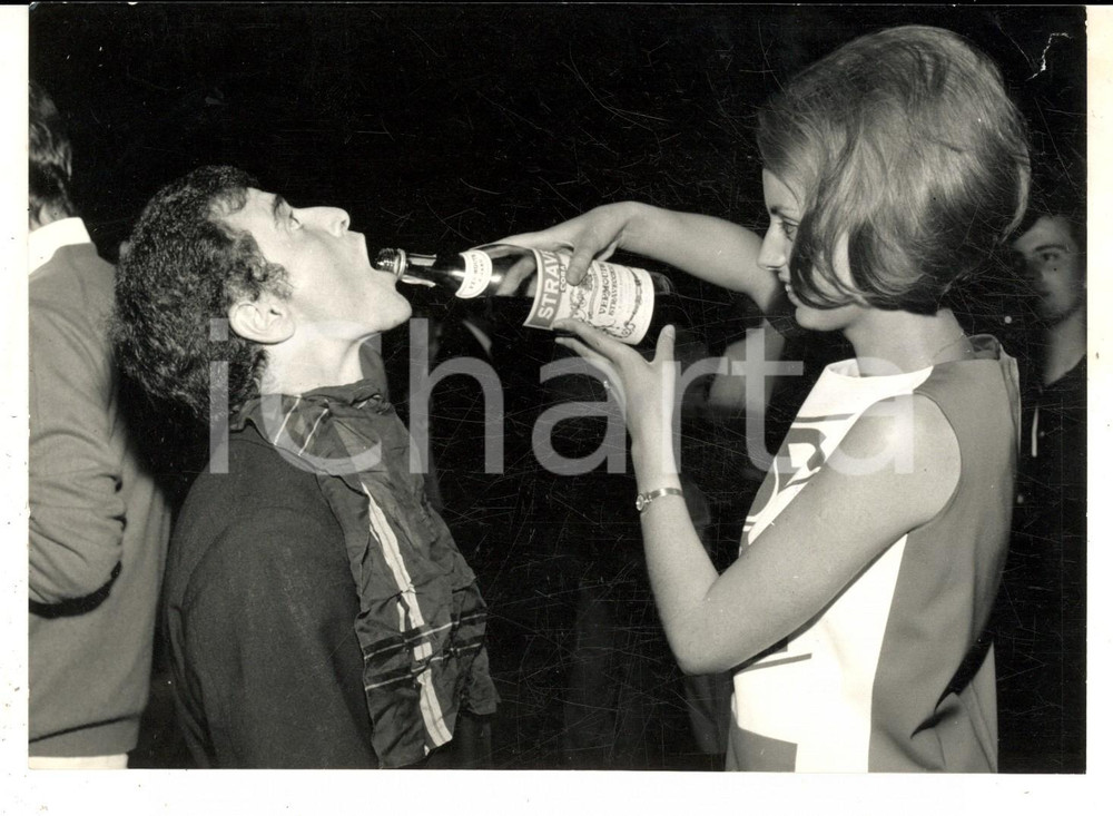 Fotografia d epoca originale 1966 CANTAGIRO FIUGGI Edoardo VIANELLO assetato durante una pausa Foto 1