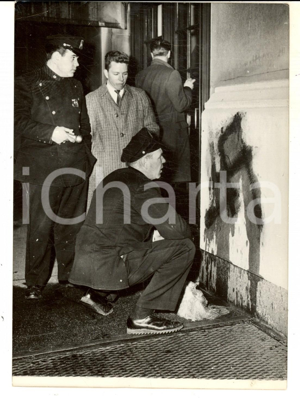Fotografia d epoca originale 1960 NEW YORK Policeman erasing swastika on the wall of temple EMANUEL Photo 1