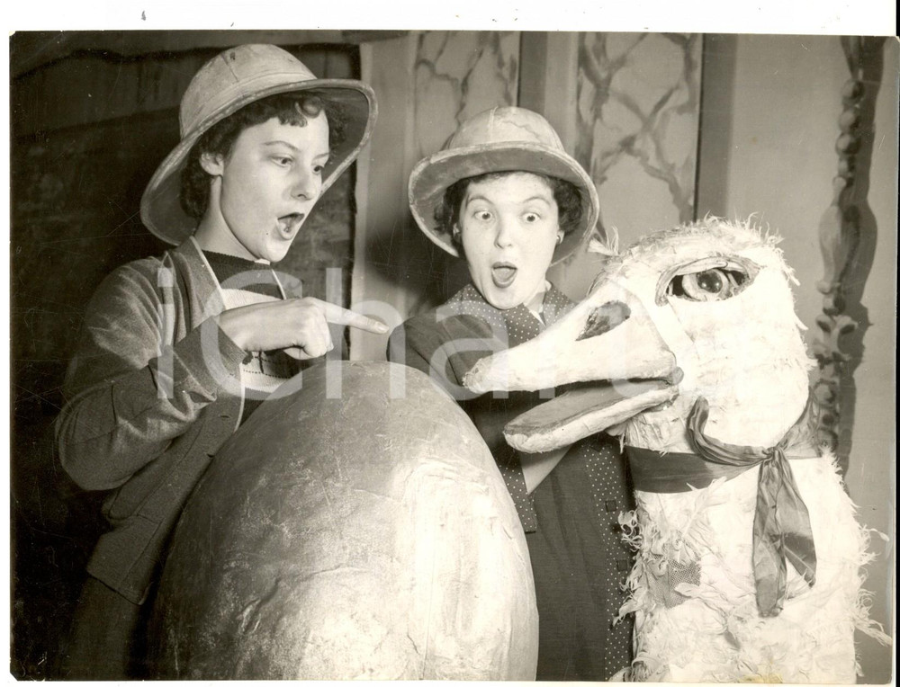 Fotografia d epoca originale 1954 MANCHESTER Pantomime House  Secretaries having fun for Christmas Photo 1