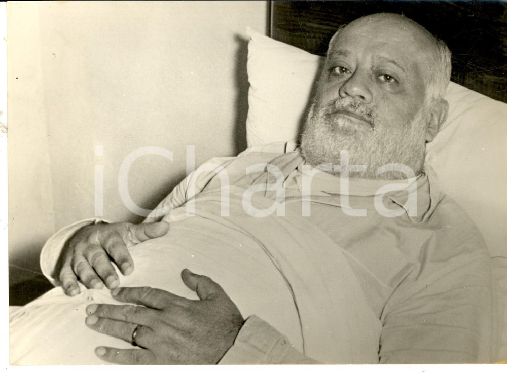 Fotografia d epoca originale 1960 ca IMOLA Commendatore Giovan Battista GIUFFRE  a letto malato Foto 18x13 1