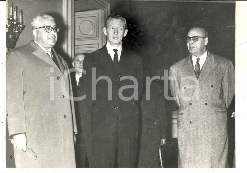 Fotografia d epoca originale 1962 PARIS Colloqui francotunisini  Bahi LANGHDAM e Maurice COUVE DE MURVILLE 1