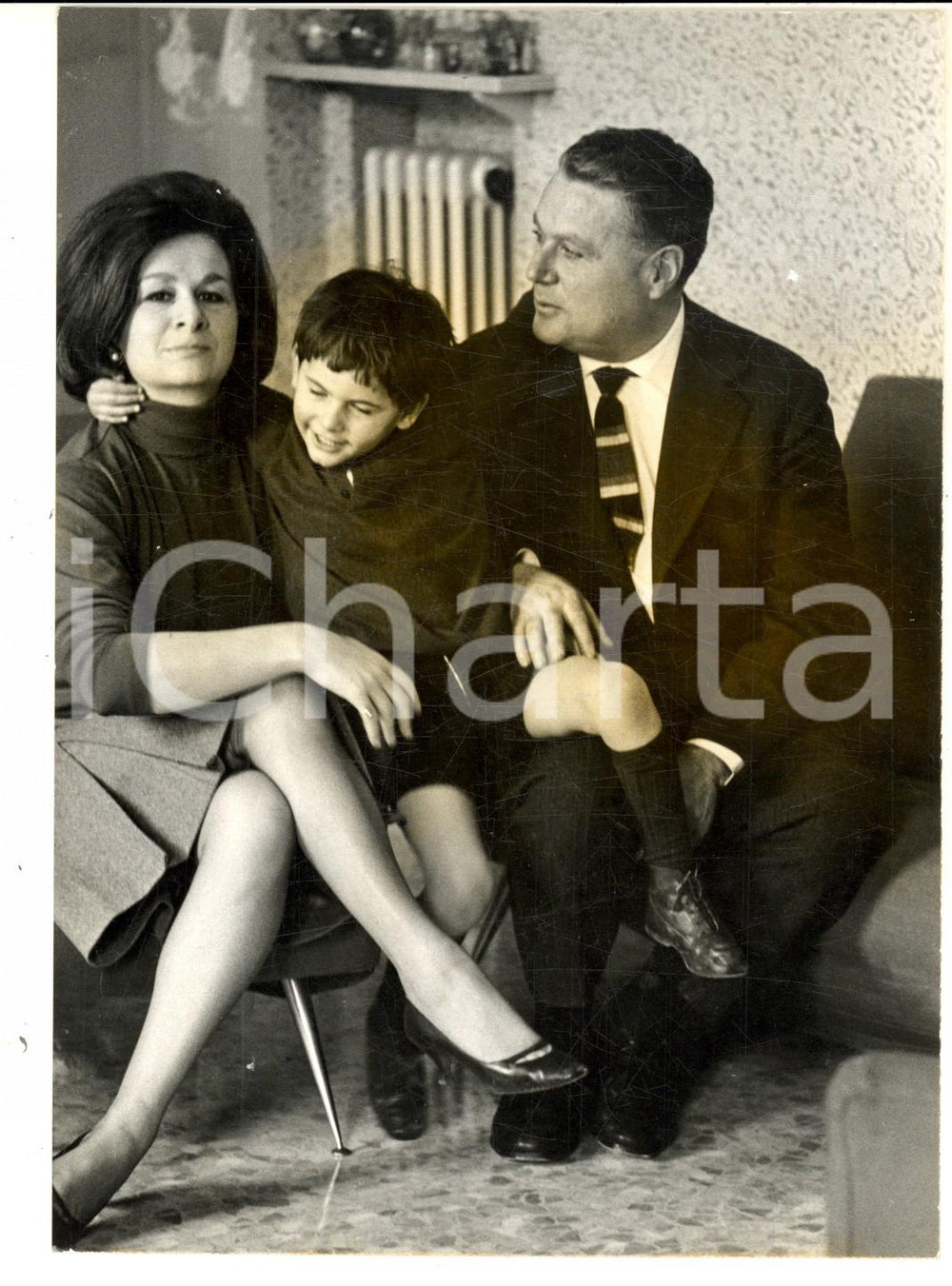 Fotografia d epoca originale 1965 MILANO Scultore Luciano MINGUZZI con la moglie Margherita e il figlio Foto 1