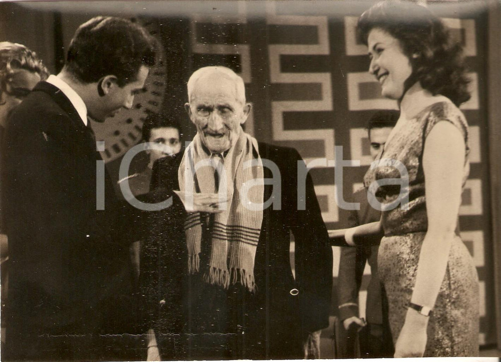 Fotografia d epoca originale 1957 LASCIA O RADDOPPIA Mike BONGIORNO con il nonno di Raffaella MINGHETTI Foto 1