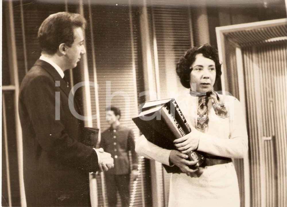 Fotografia d epoca originale 1956 LASCIA O RADDOPPIA Nerina FUMAGALLI con volumi SACRA BIBBIA Foto 18x13 cm 1