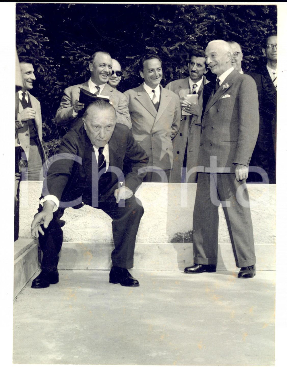 Fotografia d epoca originale 1959 CADENABBIA Partita a bocce tra Antonio SEGNI e Konrad ADENAUER  Foto 13x18 1