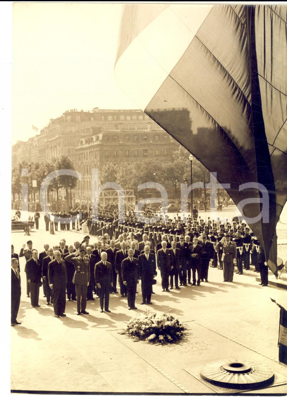 Fotografia d epoca originale 1961 PARIS PrÃ©sident Heinrich LUBKE Ã  la tombe du Soldat Inconnu Photo 1