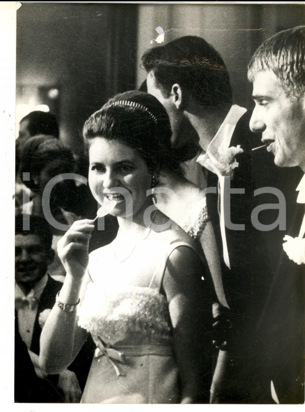 Fotografia d epoca originale 1964 BRUXELLES Caterina di Francia con un leccalecca al ballo delle diciottenni 1