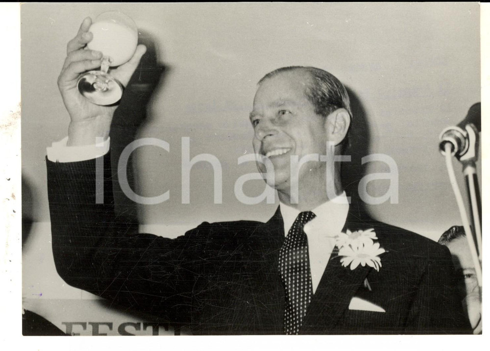 Fotografia d epoca originale 1965 LONDON Principe Filippo di Edimburgo brinda alla Festa del Latte Foto 1