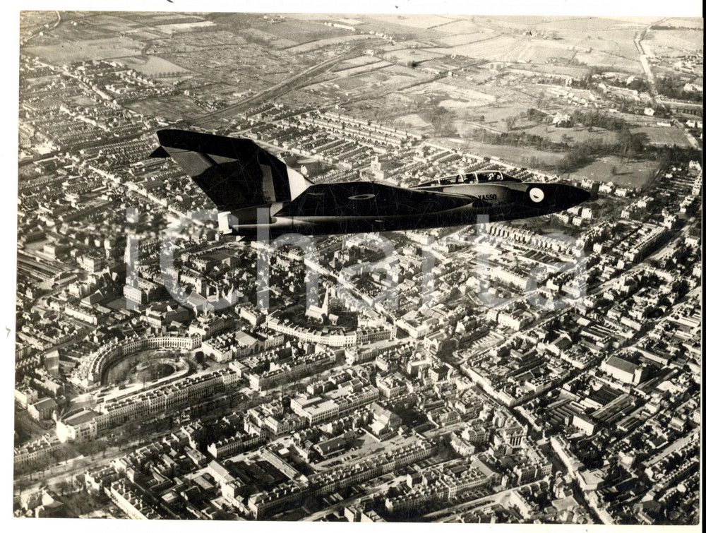 Fotografia d epoca originale 1955 CHELTENHAM Supersonic JAVELIN fighter zooms over the city Photo 20x15 1