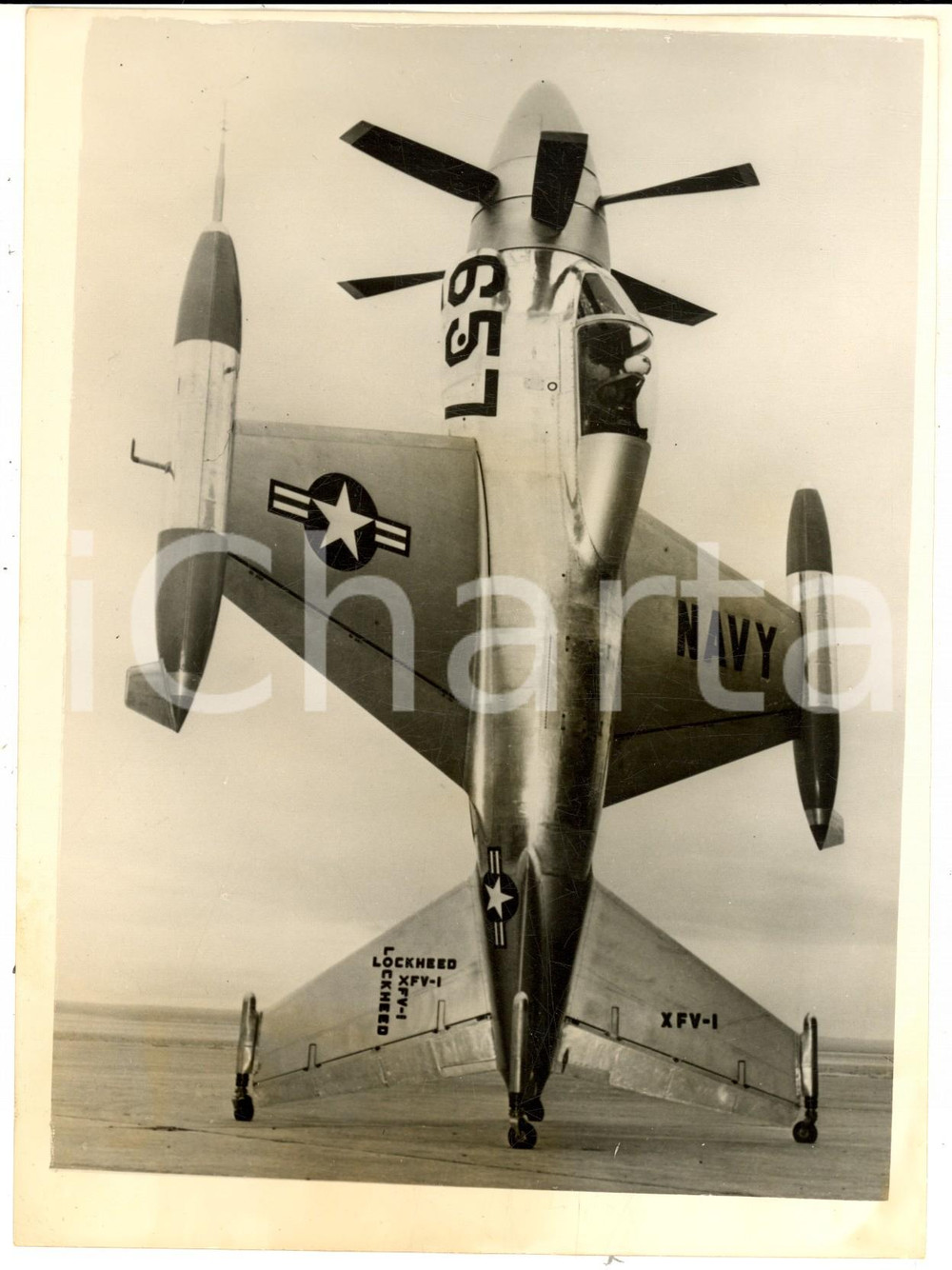 Fotografia d epoca originale 1954 US NAVY New fighter plane by LOCKHEED landing vertically Photo 15x20 cm 1