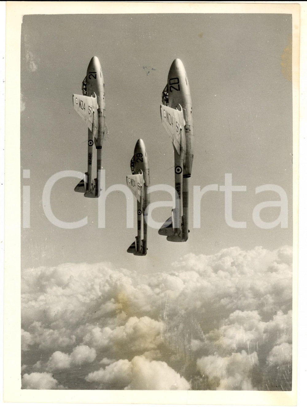 Fotografia d epoca originale 1955 ca BRITISH AIR FORCE Jet VAMPIRE T. 11 climbing vertically Photo 15x20 cm 1