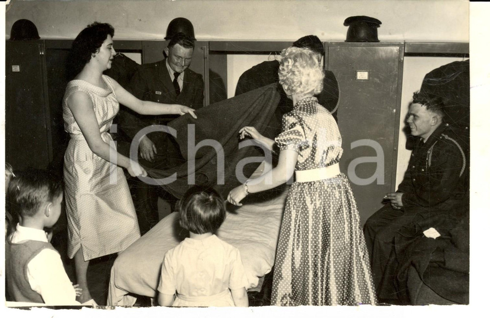 Fotografia d epoca originale 1958 PARIS Casernes ouvertes au public  Le lit en portefeuille Photo 18x13 1