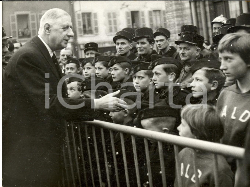 Fotografia d epoca originale 1959 DIGOIN FRANCE Charles DE GAULLE avec les pupilles des pompiers Photo 1