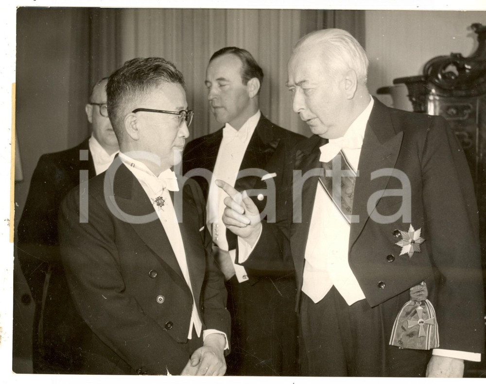 Fotografia d epoca originale 1954 BONN Ambasciatore giapponese Shunichi KASE presenta le sue credenziali FOTO 1