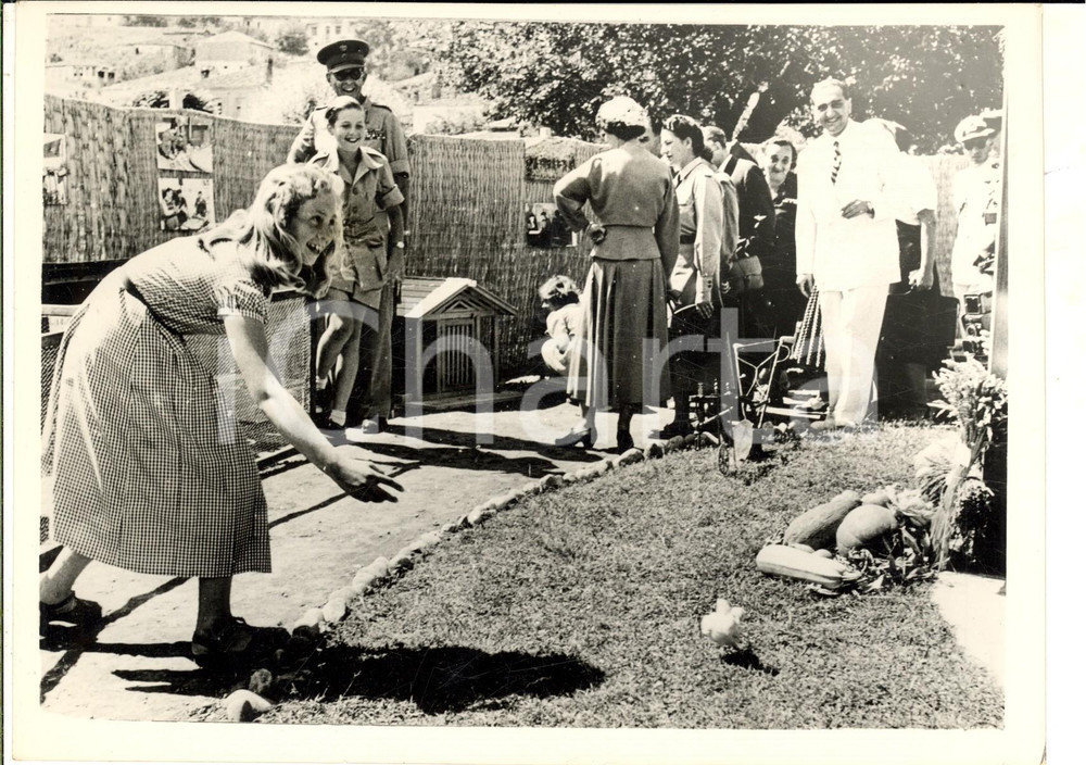 Fotografia d epoca originale 1953 KASTORIA Royal Family and princess Sophia visiting agricoltural exhibition 1
