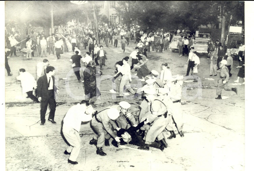 Fotografia d epoca originale 1960 TOKYO JAPAN Scontri tra polizia e manifestanti vicino alla Dieta Foto 1