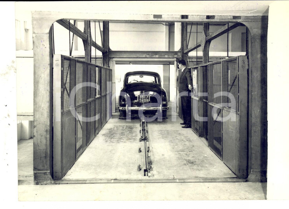 Fotografia d epoca originale 1956 TORINO Il nuovo AUTOBOX garage del futuro di 480 mq Foto 18x13 cm 1