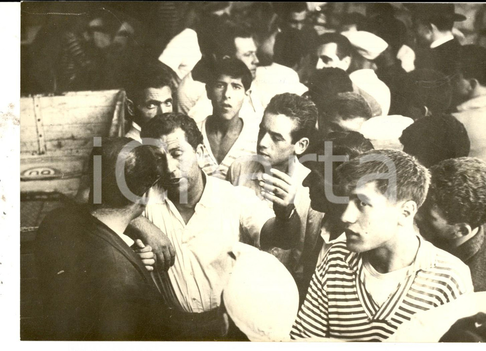Fotografia d epoca originale 1959 BARLETTA Sopravvissuto al tragico crollo di via Canosa Foto 18x13 cm 1