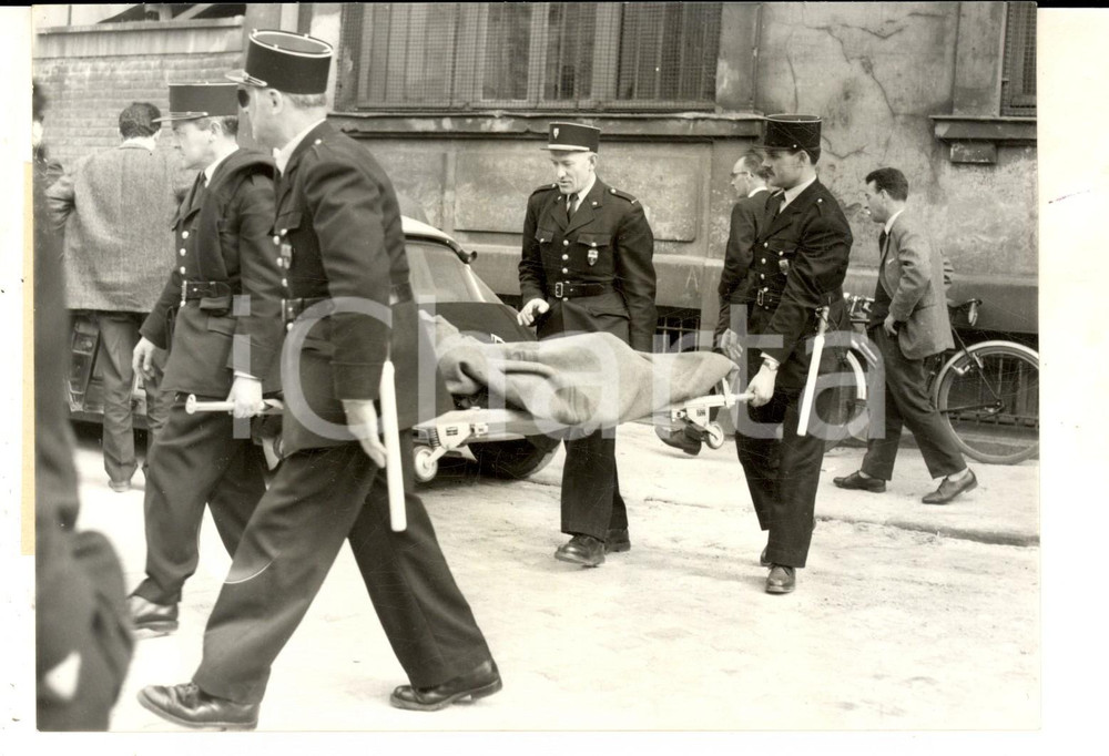 Fotografia d epoca originale 1962 PARIS PANTIN Poliziotti portano via un rapinatore ucciso dai compagni Foto 1