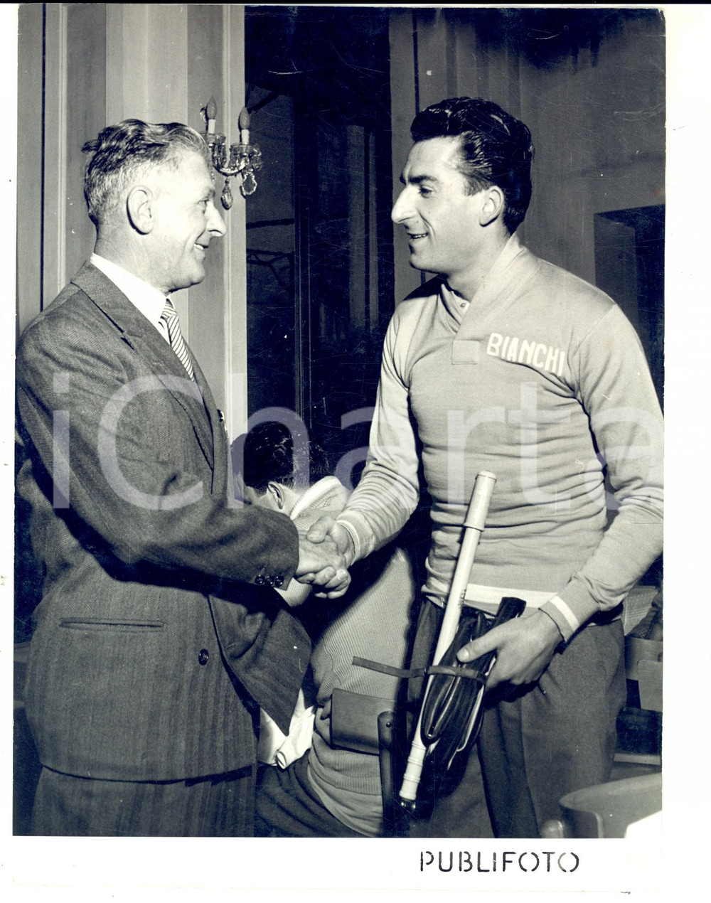 Fotografia d epoca originale 1960 ca TORINO Giovanni TRAGELLA saluta il ciclista Raphael GEMINIANI Foto 1