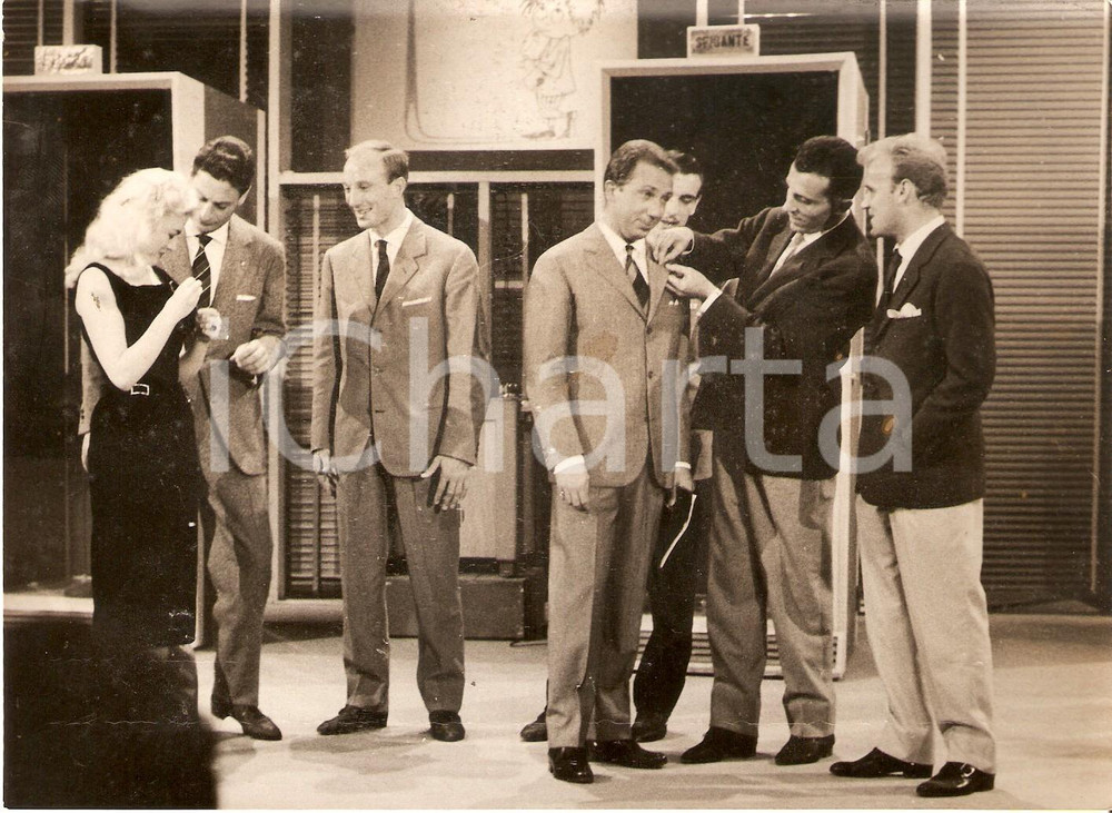 Fotografia d epoca originale 1958 LASCIA O RADDOPPIA Mike BONGIORNO con i giocatori dell INTER Foto 18x13 cm 1