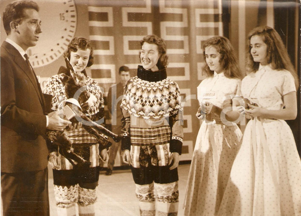 Fotografia d epoca originale 1957 LASCIA O RADDOPPIA Gemelle APPIOTTI incontrano gemelle eschimesi Foto 18x13 1