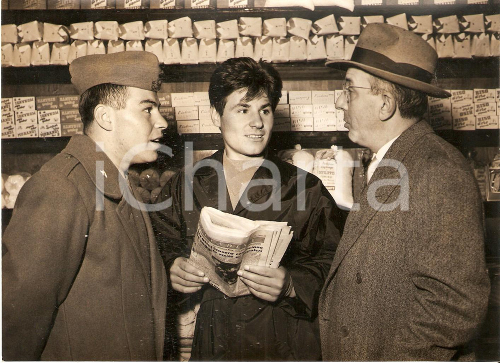 Fotografia d epoca originale 1958 LASCIA O RADDOPPIA Luciano MARCELLI nel negozio di Nino DEFILIPPIS Foto 1