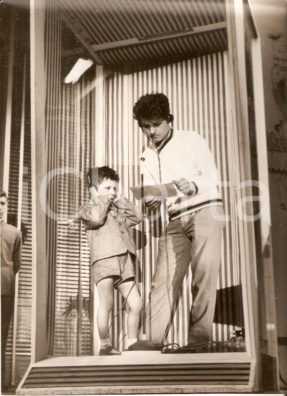 Fotografia d epoca originale 1958 LASCIA O RADDOPPIA Luciano MARCELLI in cabina col fratellino Foto 13x18 cm 1